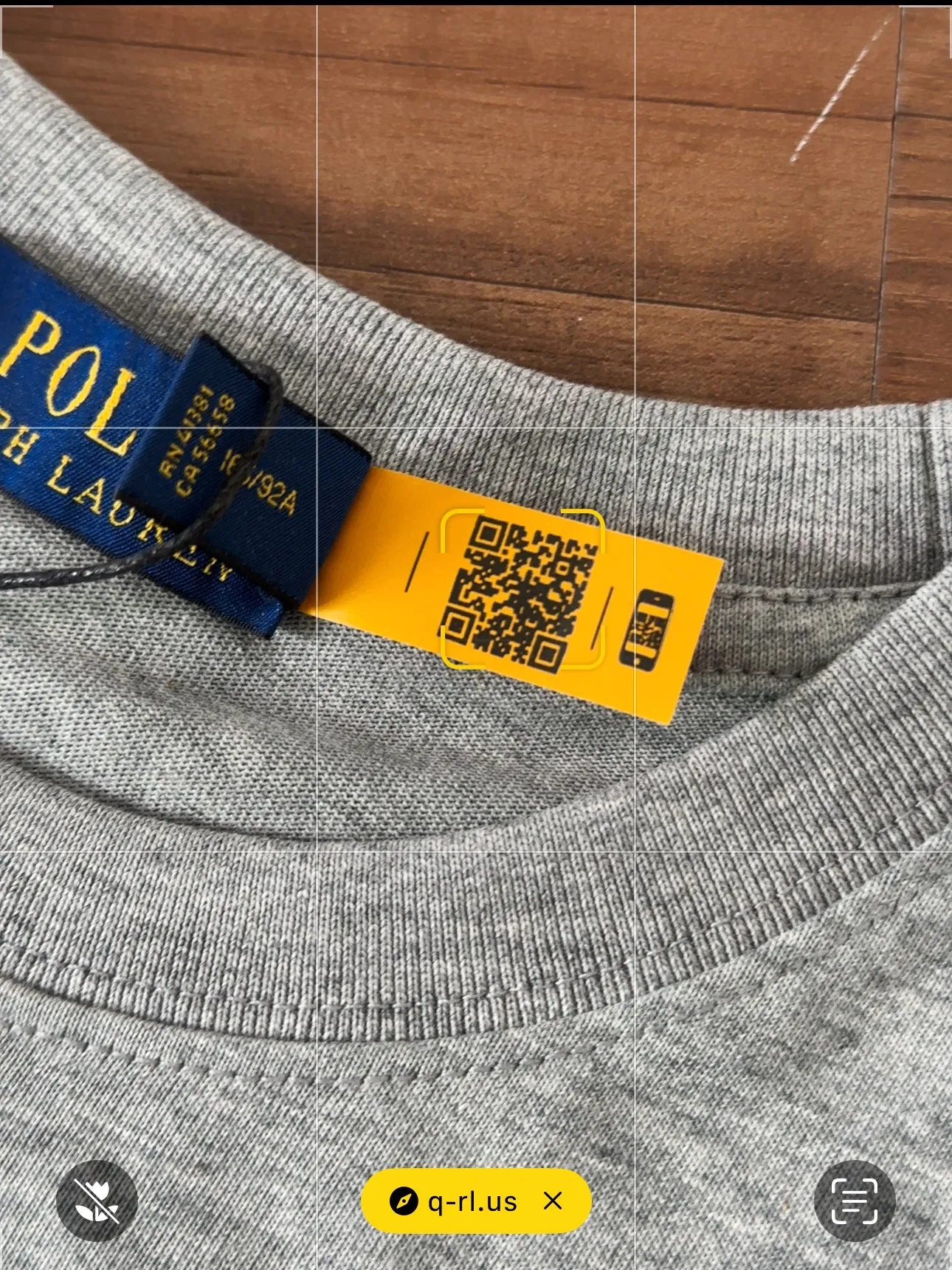 P130 Style No.: RL010】Ralph Lauren/Ralph Lauren 25ss simultaneously launches one-color horse embroidery round neck short sleeves. The main logo on the neck has a QR code mark, which can be scanned for verification, and the detailed horse mark embroidery is all high-density, all made with imported Tajima machines, distinguishing low-quality products on the market. 32 counts, 240g hydrophilic toner, 100% cotton fabric, comfortable and soft, highly breathable, focusing on high-end cost-effectiveness, needless to say good quality. Available in a variety of colors, both boys and girls can try this genderless style, giving them a yuppie tone in no time. Immerse yourself in your leisurely style, and have your own style in retro. Natural, vivid, and very French romantic feelings perfectly integrate the youthful atmosphere with the trend. The clever embellishment of the horse logo embroidery carries all the eye-catching points. Color: black, white, navy blue, gray Size: S-xL S Shoulder width 44 Bust 100 Sleeve length 22 Clothing length 68 M Shoulder width 46 Bust 104 Sleeve length 23 Clothing length 70 L Shoulder width 48 Bust 108 Sleeve length 24 Clothing length 72 xL Shoulder width 50 Bust 112 Sleeve length 25 Clothing length 74